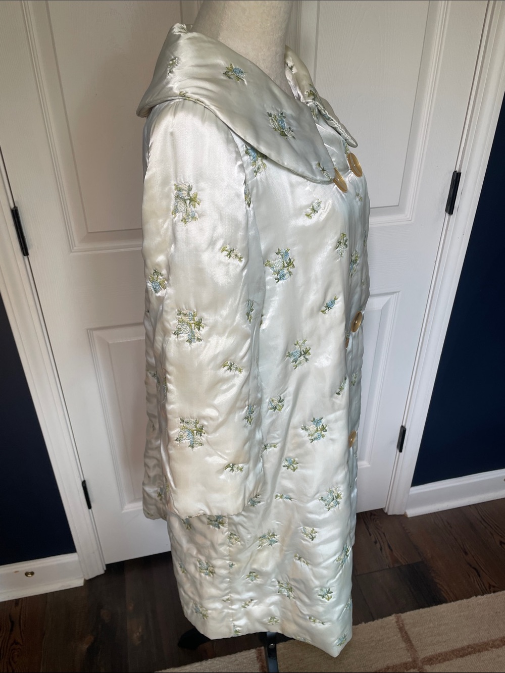 Vintage 60s Satin Embroidered Floral House Coat Robe Ivory Blue Flowers Sz Large - Picture 4 of 10